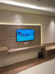 Premium studio retreat 5 min from metro Food street below