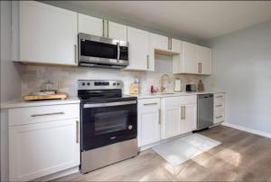 Peaceful 4BR Stay Near Downtown w FirePit-Pets OK