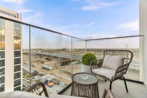 Free housekeeping visits during your stay - StayShort - Sleeps 4 Modern 1BR at Azizi Riviera 47