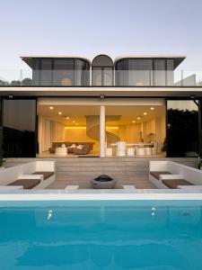 PORTRAIT Bangsaen - Beachfront Serviced Pool Villa