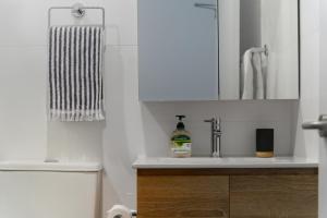 Modern Brookvale Studio Free Parking and Balcony