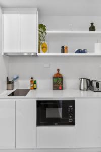 Modern Brookvale Studio Free Parking and Balcony