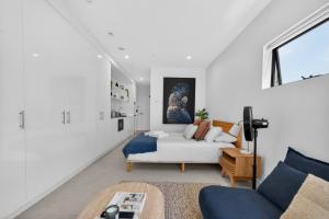Modern Brookvale Studio Free Parking and Balcony