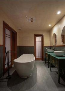 Zen House - One Bedroom Apartments with Bathtub