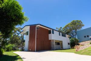 Tree House By The Sea