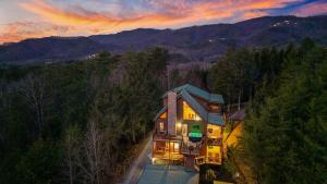Tranquil Mtn Cabin - Hot Tub, Views, Outdoor Space