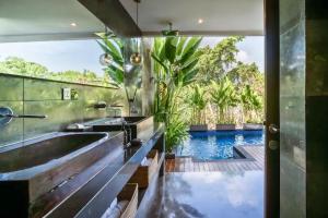 Leona Comfortable Sky 1 BR Private Pool Villa With Forest View