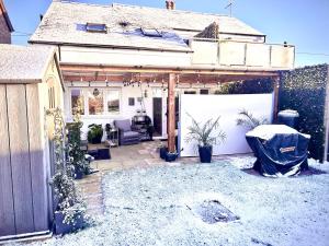 Stunning Cottage, Hot Tub, 8 MINS to CITY & Z00