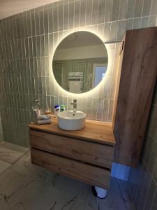 Elegant and comfortable 3 room, beach & transport within walking distance