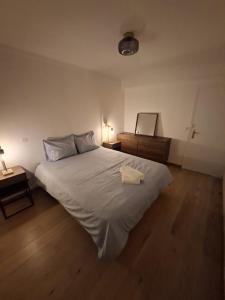 Elegant and comfortable 3 room, beach & transport within walking distance