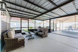 Cozy 4 bedroom home with pool -Close to everything