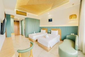 Queen of the South Beach Resort