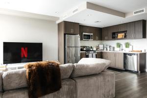 West Hollywood Luxe Townhome Walkable WeHo Avalon