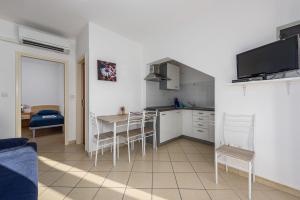 Malerisches Apartment nur 60 Meter zum Strand mit Meerblick und eigenem Parkplatz