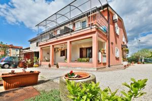 Idyllisches Apartment nur 500 Meter zum Strand mit Liegewiese und Grill