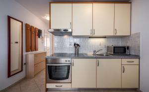 Perfektes Apartment zum Tennis spielen und nur 200 Meter zum Strand