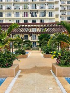 J&J Mactan Stays PS4, Netflix, Pool & Paid Parking