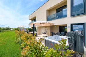 Mediterranes und modernes Apartment mit Jacuzzi, Waschmaschine, Grill