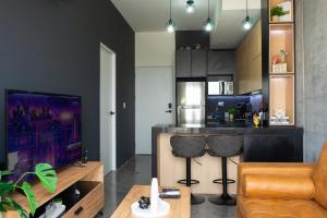 Modern & Stylish City Stay for 4 with Double Parking