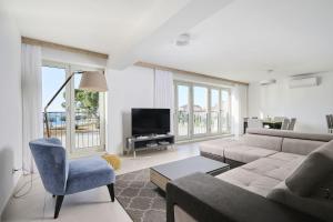 Luxusapartment mit Meerblick, Pool und Garage