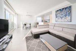 Luxusapartment mit Meerblick, Pool und Garage