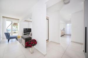 Luxusapartment mit Meerblick, Pool und Garage