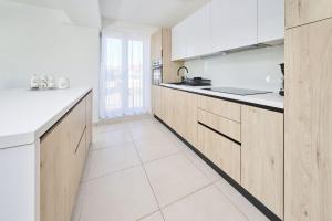 Luxusapartment mit Meerblick, Pool und Garage