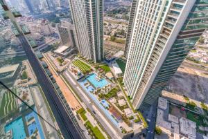 Vogue Vacation Homes, Downtown Views II with Direct Access to Dubai Mall Via a Climate Controlled Bridge, Two Bedroom Apartment with Balcony and Burj Khalifa View