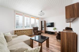 Metro Kondratowicza Homely Apartment by BookingHost