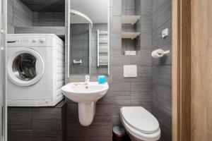 Metro Kondratowicza Homely Apartment by BookingHost