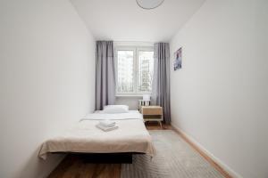 Metro Kondratowicza Homely Apartment by BookingHost