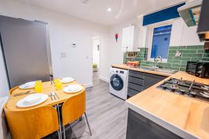 Cosy 2BR Flat Steps from Cardiff Pubs & Town