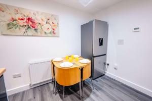 Cosy 2BR Flat Steps from Cardiff Pubs & Town