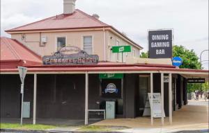 Hobart Luxury Family Home with Spa & Fire Pit, Sleeps 8