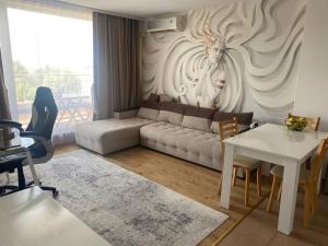 1-bedroom Apartment in a Resort with 6 Pools, Top Floor, Stunning Sunset View