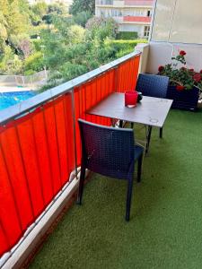 Cosy studio with terrace, pool & AC