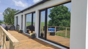 Ranch 66 - Wellness Tiny House Black Swallow ve stylu Route 66 se saunou, koupacím sudem a bazénem