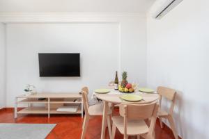 BnB Homes Apartment with cozy Terrace & 2 Swimming pools near the heart city