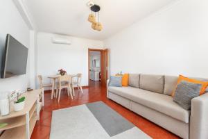 BnB Homes Apartment with cozy Terrace & 2 Swimming pools near the heart city