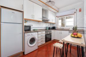 BnB Homes Apartment with cozy Terrace & 2 Swimming pools near the heart city