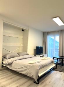 Family friendly duplex with free parking