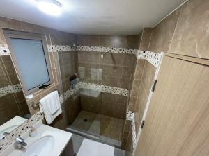 Modern Kingston Apartment Suite With Pool & Ocean View