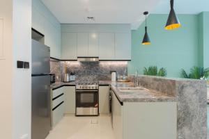 KeyRock Living - Luxury Apartment with Pool & Gym