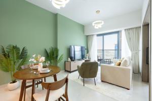 KeyRock Living - Luxury Apartment with Pool & Gym