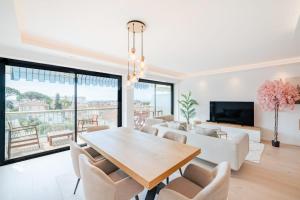COZYSTAY 1700 -Luxury 3-Bedroom Apartment with Terrace & Sea View in Cannes