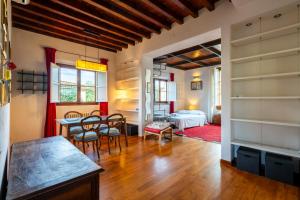 Marsuppini By Hôtea