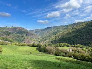 LEtable, 4- 6p huisje met houtkachel en gezamenlijk zwembad