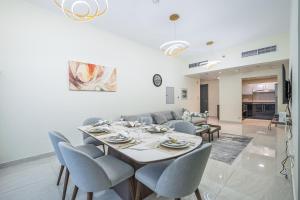 Spacious 4 Bedroom Apartment with Balcony in Business Bay