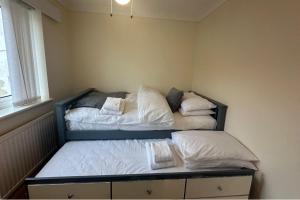 4 Bed House - Sleeps 8 - Pets - Parking - Wifi