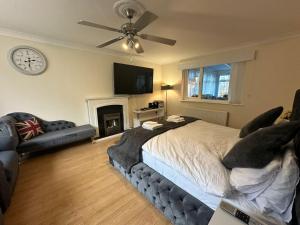 4 Bed House - Sleeps 8 - Pets - Parking - Wifi